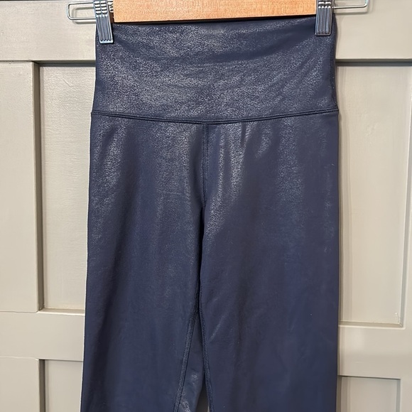 Aerie Offline The Hugger High Waisted Crackle Leggings in Navy Size XS - Picture 6 of 9